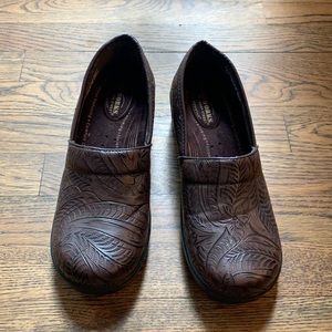 Beautiful “Easy Works” Slip Resistant Clogs